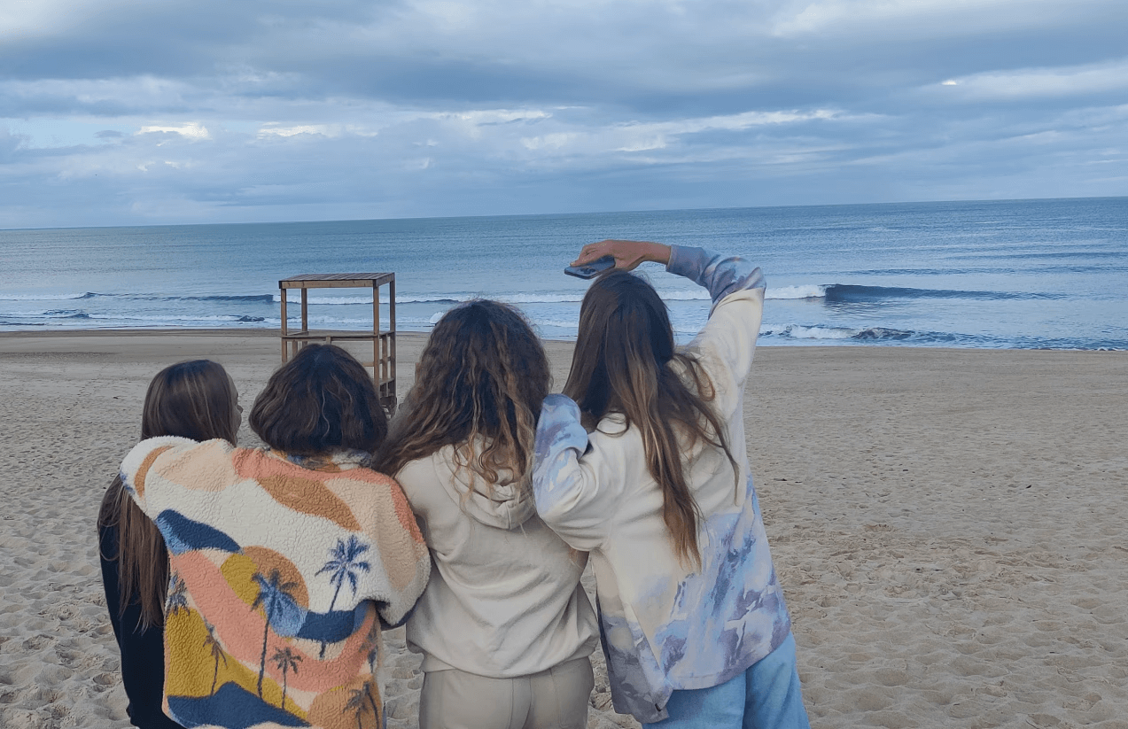 Aula de grupo no mar com instrutor certificado na WaveRiders